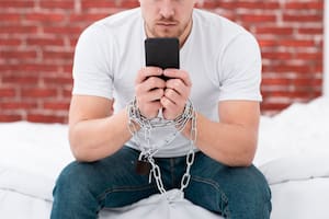 ¿ChatGPT debería avisar a las autoridades si un usuario le consulta por contenido violento?
