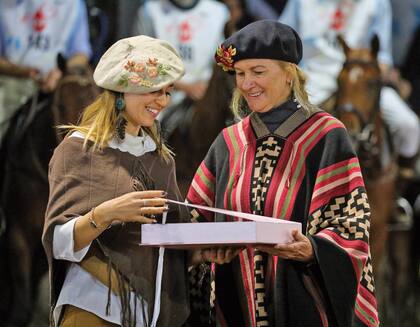 La adiestradora de caballos Ailin Wegrzyn fue premiada tras su performance.