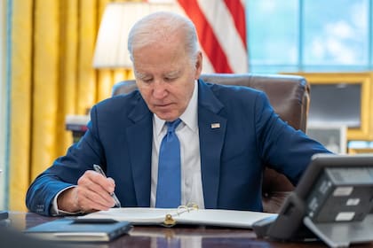 La administración Biden anunció nuevas medidas que ayudarán a ciertos cónyuges e hijos no ciudadanos a solicitar la residencia permanente legal