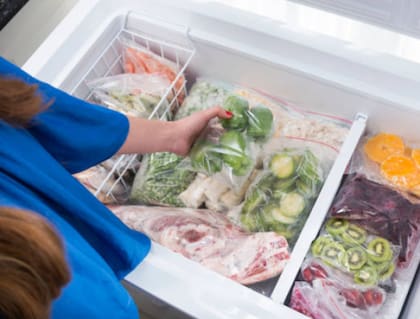 la Administración de Alimentos y Medicamentos de Estados Unidos (FDA) destaca la importancia de almacenar los alimentos en recipientes cubiertos o bolsas selladas