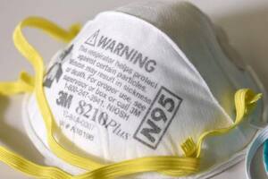 La administración de Joe Biden entregará de manera gratuita 400 millones de barbijos N95 a los residentes de los Estados Unidos, como una manera de combatir el embate de la variante ómicron del coronavirus (imagen ilustrativa)