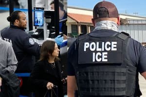 La TSA colabora con el ICE en los aeropuertos para detener y deportar migrantes