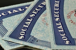 Qué migrantes perderán su acceso al número del Seguro Social si no actualizan su estatus