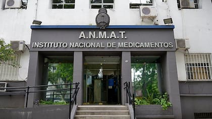 La Administración Nacional de Medicamentos, Alimentos y Tecnología Médica (ANMAT).