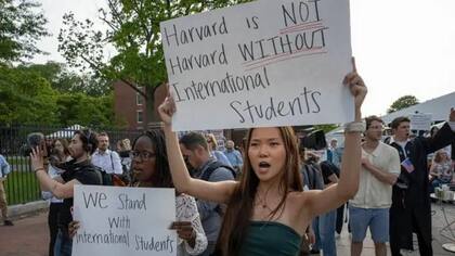 La administración Trump está intentando impedir que la Universidad de Harvard admita a estudiantes internacionales.