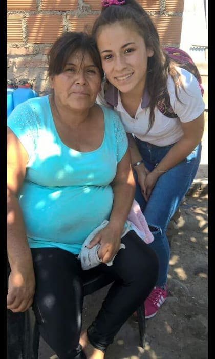 La adolescente, con la mochila de la escuela en la espalda y junto a su mamá, Zusana