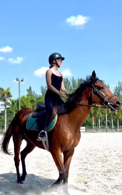 La adolescente mantiene un perfil bajo y es apasionada por la equitación desde que es una niña (Captura: Instagram @claualbertario)