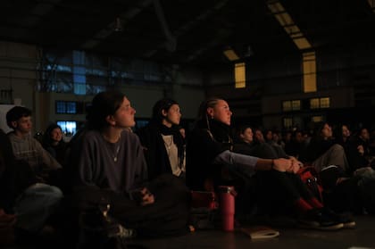 La adoración al Santísimo en la noche del Jueves Santo se hizo a oscuras y con la musicalización del coro, y colmó de emoción a muchos chicos