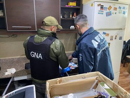 La Aduana allanó los domicilios de los supuestos dueños de Academiland LLC, la empresa educativa, y secuestró documentación y equipamiento informático.