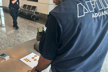 La Aduana descubrió que un hombre intentaba salir del país con 13 monedas de oro en su valija