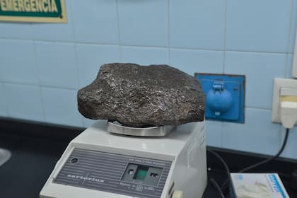 La Aduana descubrió un meteorito de contrabando.