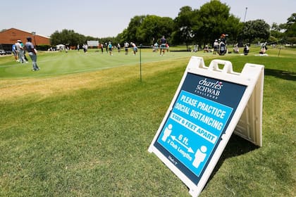 La advertencia: "por favor, mantenga la distancia social"; en este caso, de 6 pies, cerca de 1,80 metros