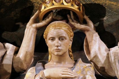 La advocación de Santa María Reina es representada recibiendo una corona (fuente: Santuario de Torreciudad)