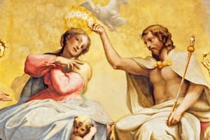 La advocación de Santa María Reina es representada recibiendo una corona (fuente: ACI prensa)