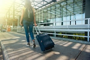 Una aerolínea pesará a los pasajeros junto al equipaje de mano antes de abordar el avión