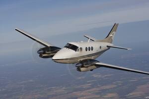 La aeronave Beechcraft King Air 90 fue aterrizada de emergencia gracias a la maniobra de una pasajera que tenía conocimientos sobre aviones