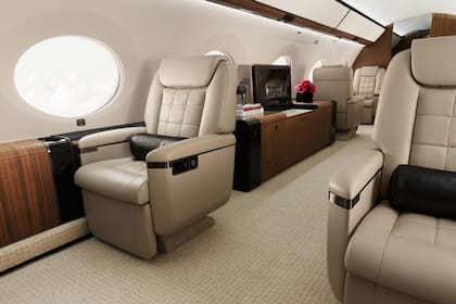 La aeronave cuenta con dos baños con lavabos de granito, una cocina equipada con horno y microondas, y ventanillas panorámicas (Gulfstream)