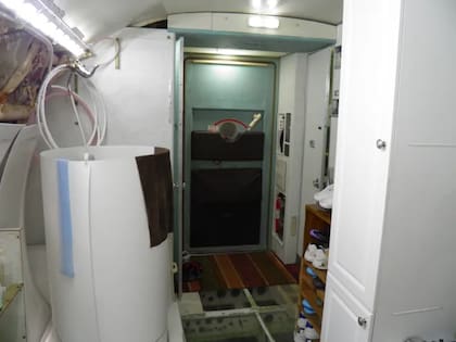 Vive en un avión abandonado: Su experiencia inspira a otros a seguir su ejemplo 4 La aeronave fue acondicionada con una ducha improvisada y un sanitario funcional para uso diario.