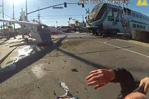 El increíble rescate de un piloto segundos antes de que su avioneta fuera arrollada por un tren