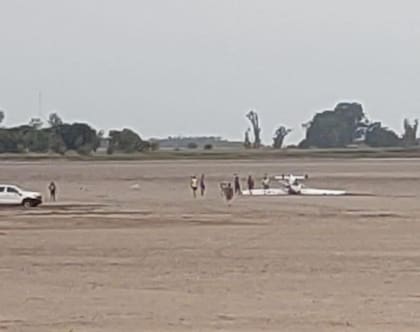 La aeronave totalmente dada vuelta tras el aterrizaje de emergencia