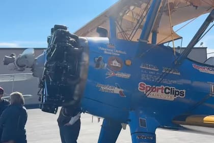 La aeronave utilizada fue un biplano histórico, idéntico al empleado durante su etapa en servicio activo