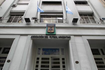 La AFA, bajo presión por parte de varios clubes del interior que apuntan a reanudar los entrenamientos