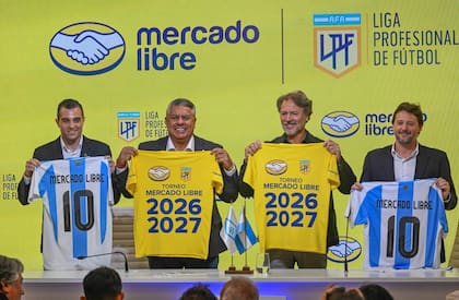 La AFA de Tapia genera cada día más ingresos, pero los premios para los campeones locales son irrisorios