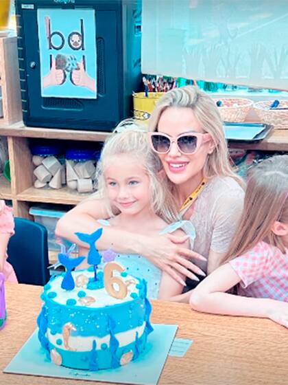 La agasajada, junto a su madre y sus compañeritos de colegio