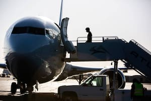 La agencia de inmigración puede deportar a una persona sin la necesidad de una audiencia judicial previa si esta comete alguno de estos delitos