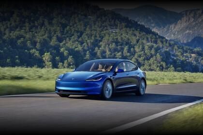 La agencia de seguridad vial de Estados Unidos inicio una nueva investigación sobre el sistema de “conducción autónoma total” de Tesla en septiembre de 2024 tras recibir reportes de accidentes en condiciones de baja visibilidad, incluyendo uno en el que murió un peatón