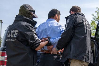 La agencia federal contactó a la policía para detener al migrante que acudió a las oficinas