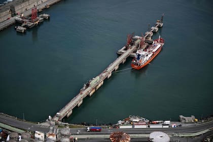 La Agencia Internacional de la Energía anunció la liberación de reservas estratégicas para estabilizar el mercado ante el riesgo de interrupciones en el Golfo Pérsico