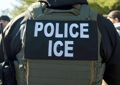 La agencia sostiene que Vedam cuenta con una orden de deportación inmediata firmada por un juez de inmigración