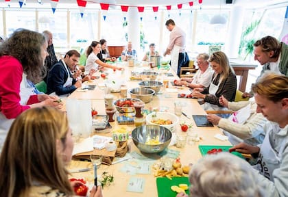 La agenda de Máxima incluyó reuniones para propiciar el encuentro entre jóvenes y mayores en la Casa del Vecindario de Boek, en Ámsterdam.