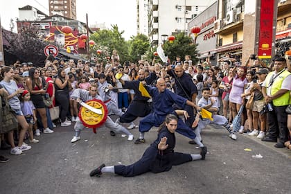 La agenda incluye un show central de dragones y leones en postes en altura, caballos argentinos en vivo, exhibiciones de artes marciales, música tradicional y contemporánea, DJs y espectáculos en vivo