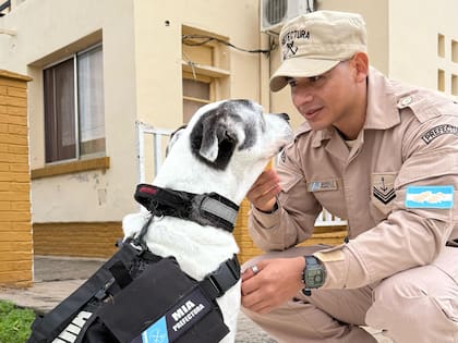 La agente canina Mía junto a su guía, durante la ceremonia de despedida