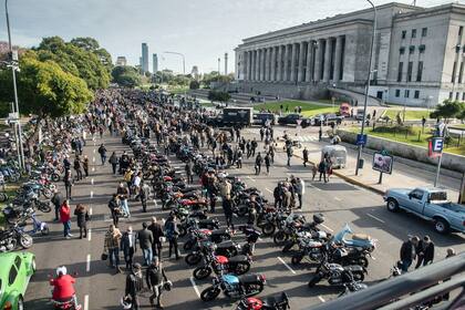 La aglomeración de motos frente a la Facultad de Derecho