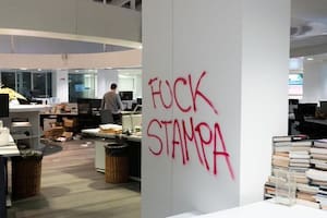 Feroz ataque a un diario italiano: rompieron paredes, destruyeron libros y documentos