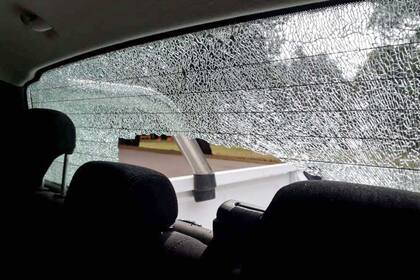 La agresión de los encapuchados provocó daños en la camioneta de Parques Nacionales