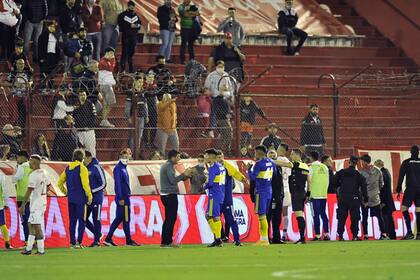 La agresión de los hinchas del Globo a los suplentes de Boca