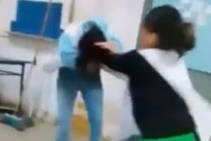 La agresión fue grabada por otro estudiante y viralizada el fin de semana