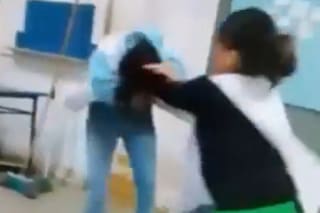 Feroz agresión de una estudiante de primaria a una compañera durante un recreo