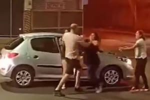 Una mujer “se demoró” en doblar, un hombre le tocó bocina, se bajaron y la golpeó en la cara