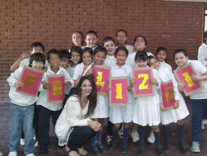 La agrónoma Demarco junto a sus alumnos cuando enseñaba música