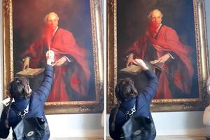 Una manifestante propalestina arrojó pintura roja y “acuchilló” con un cúter un cuadro en la Universidad de Cambridge