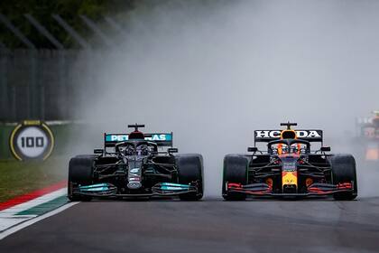 La ajustada largada en el circuito de Imola, donde Max Verstappen vencería en la pulseada a Lewis Hamilton