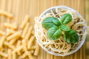 La albahaca es una de las hierbas menos costosas del mercado para cocinar, pero su durabilidad suele ser muy escasa (imagen ilustrativa)