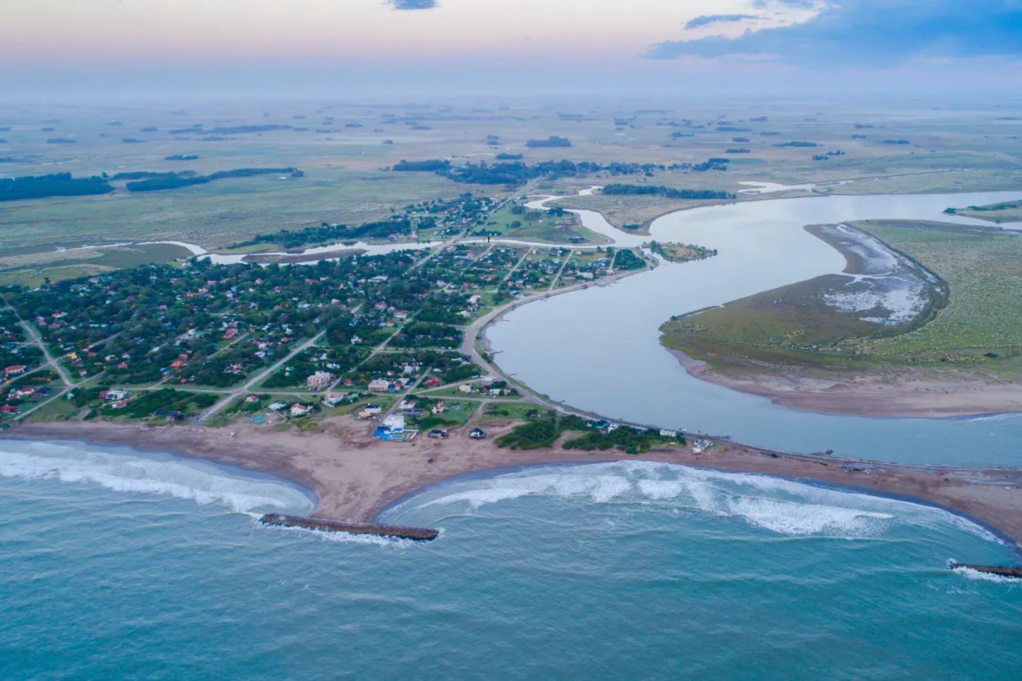 El lugar de Buenos Aires en el que se une la laguna con el mar, fenómeno pocas veces visto en el mundo