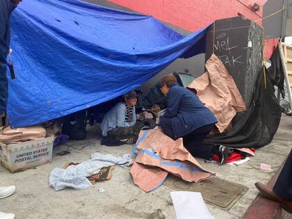 La alcalde de Los Ángeles, Karen Bass, en una visita a un campamento de homeless