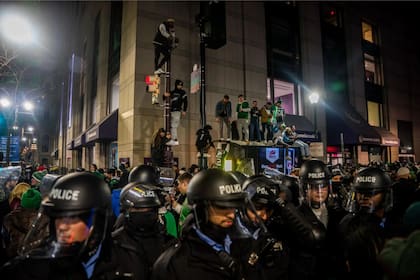 La alcaldesa Cherelle Parker reconoció que se produjeron varios incidentes en la noche de los festejos por el triunfo de los Eagles (Thomas Hengge)